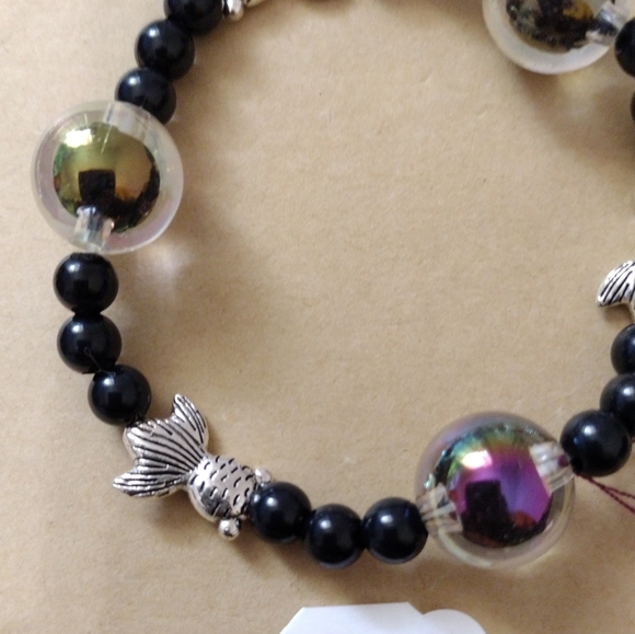 Artemis's Gems custom-made beaded bracelet with metal fish and bubble beads - Picture 3 of 3